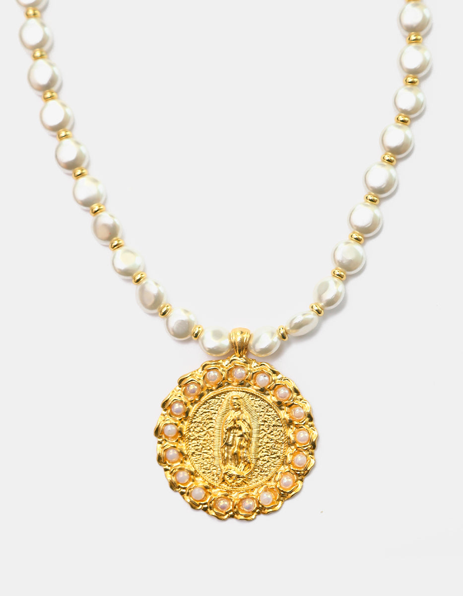 Collar de Perlas Mabe con Medalla Virgen de Guadalupe y Bisel de Perlas en Baño de Oro de 22kt Ultramar