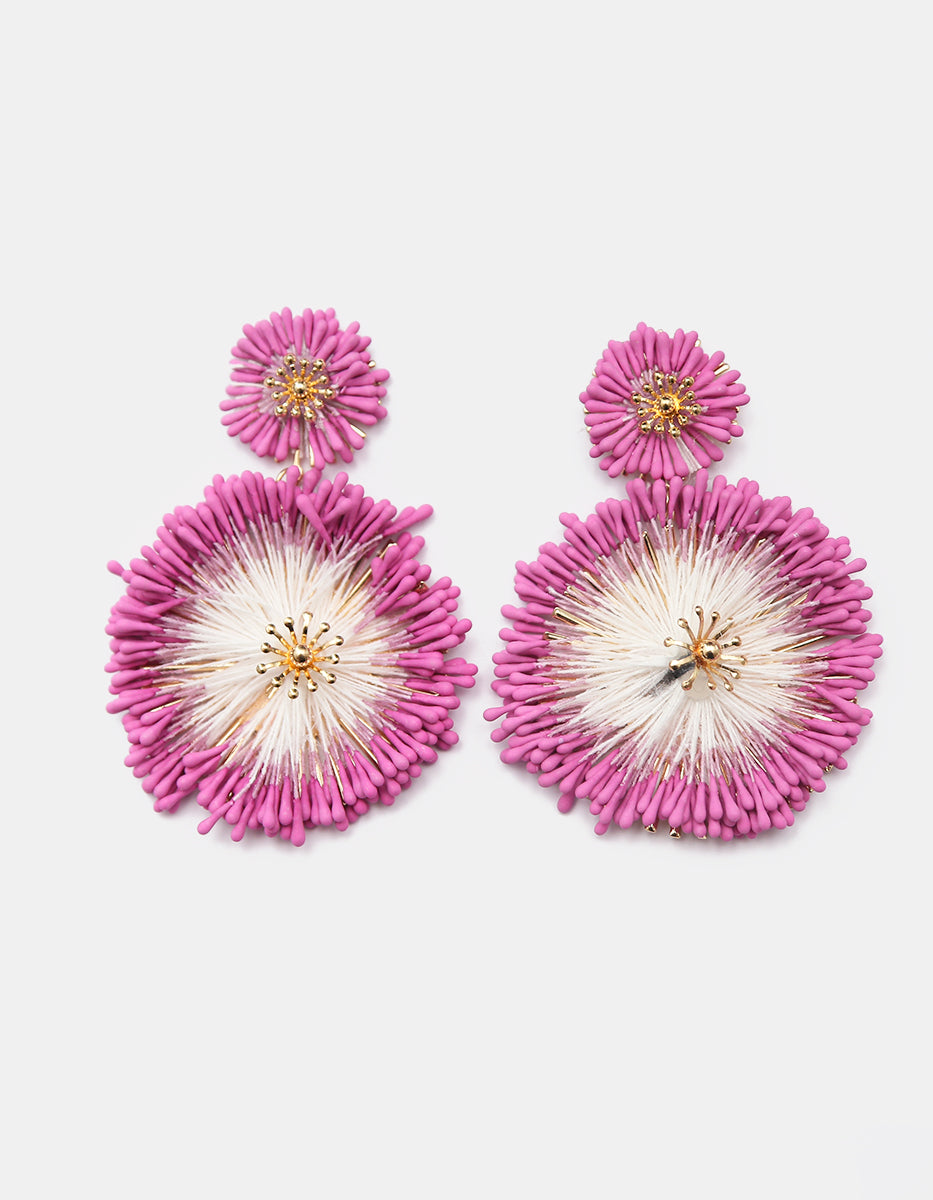 Aretes oro laminado 22 kt con diseño estilo dalia con tejido en gradiente fucsia Ultramar