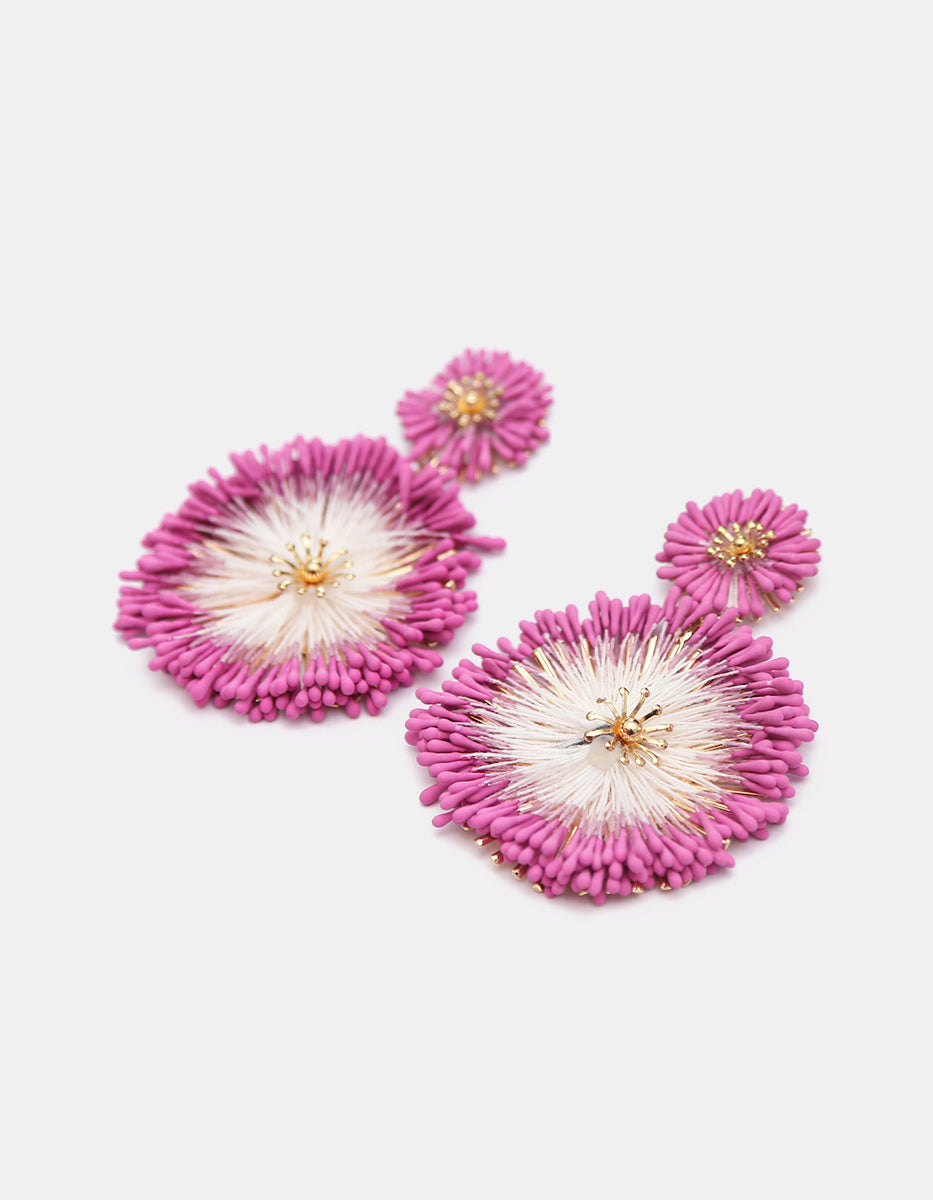 Aretes oro laminado 22 kt con diseño estilo dalia con tejido en gradiente fucsia Ultramar