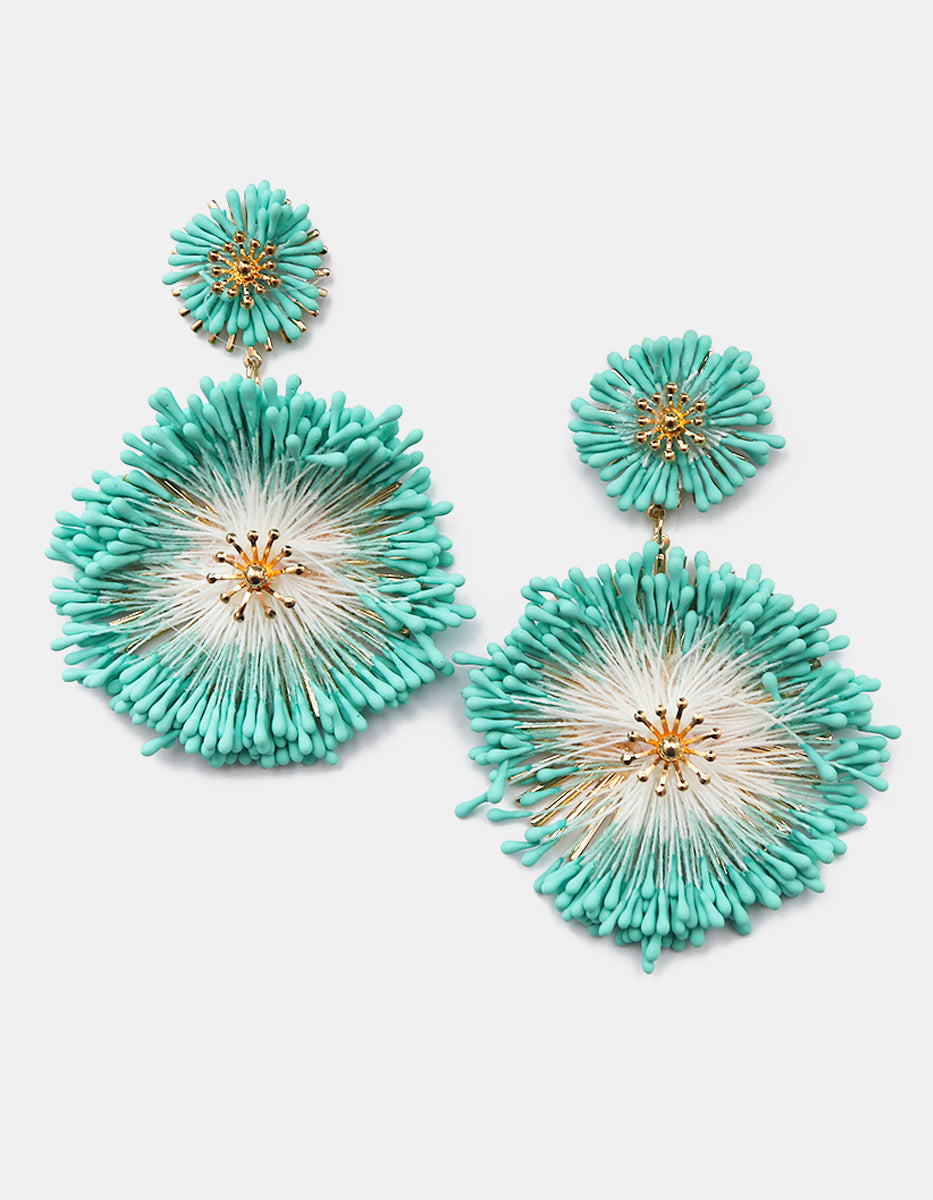 Aretes oro laminado 22 kt con diseño estilo dalia con tejido en gradiente turquesa Ultramar