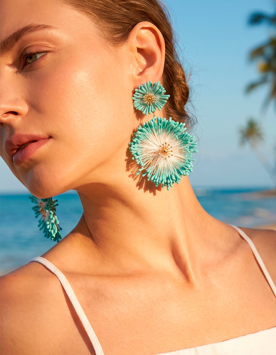 Aretes oro laminado 22 kt con diseño estilo dalia con tejido en gradiente turquesa Ultramar