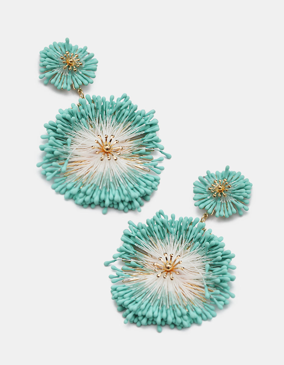 Aretes oro laminado 22 kt con diseño estilo dalia con tejido en gradiente turquesa Ultramar