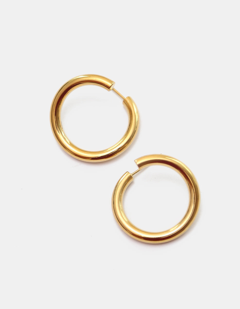 Arracadas en oro laminado de 22k lisas con poste doblado Golden Chic