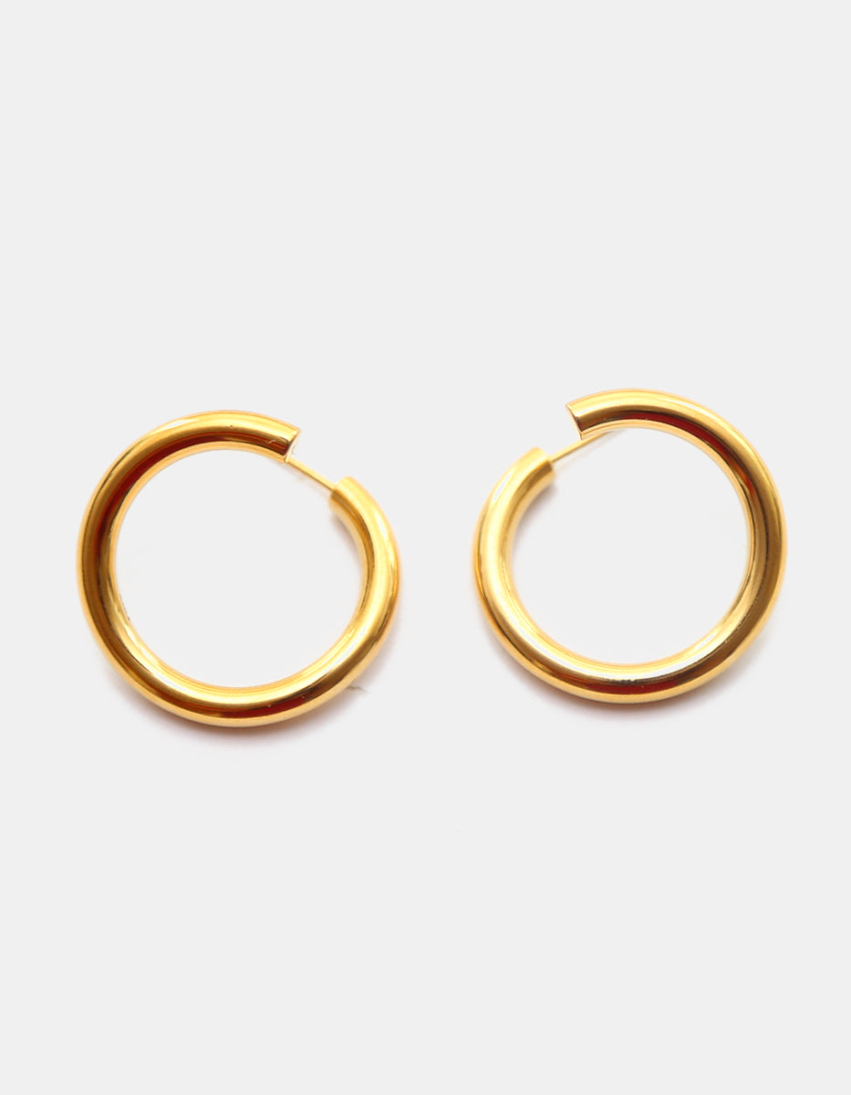 Arracadas en oro laminado de 22k lisas con poste doblado Golden Chic