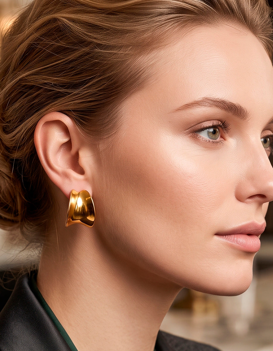 Aretes de silueta cóncava en oro laminado de 22k Golden Chic