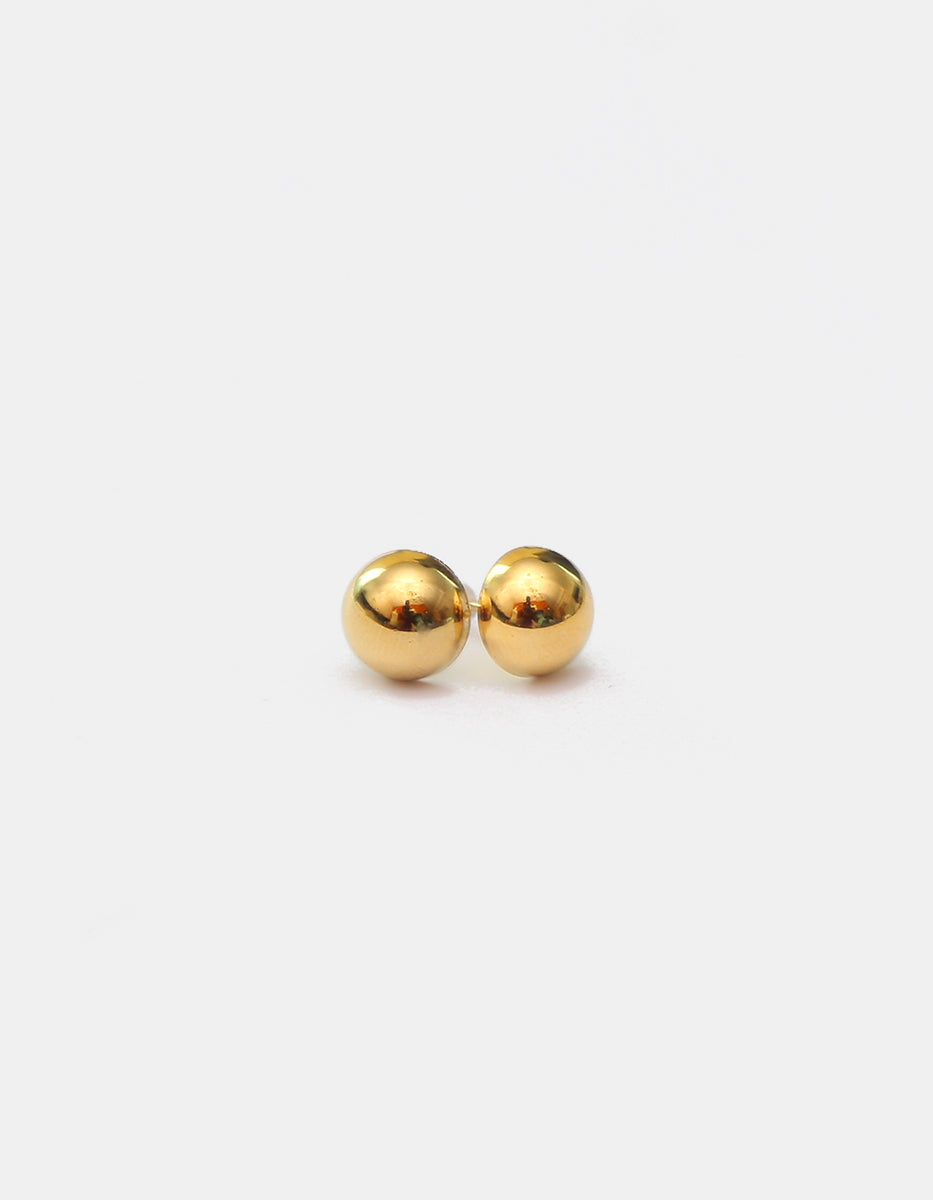 Aretes en oro laminado de 22k de media bola de 1 cm de diámetro Golden Chic