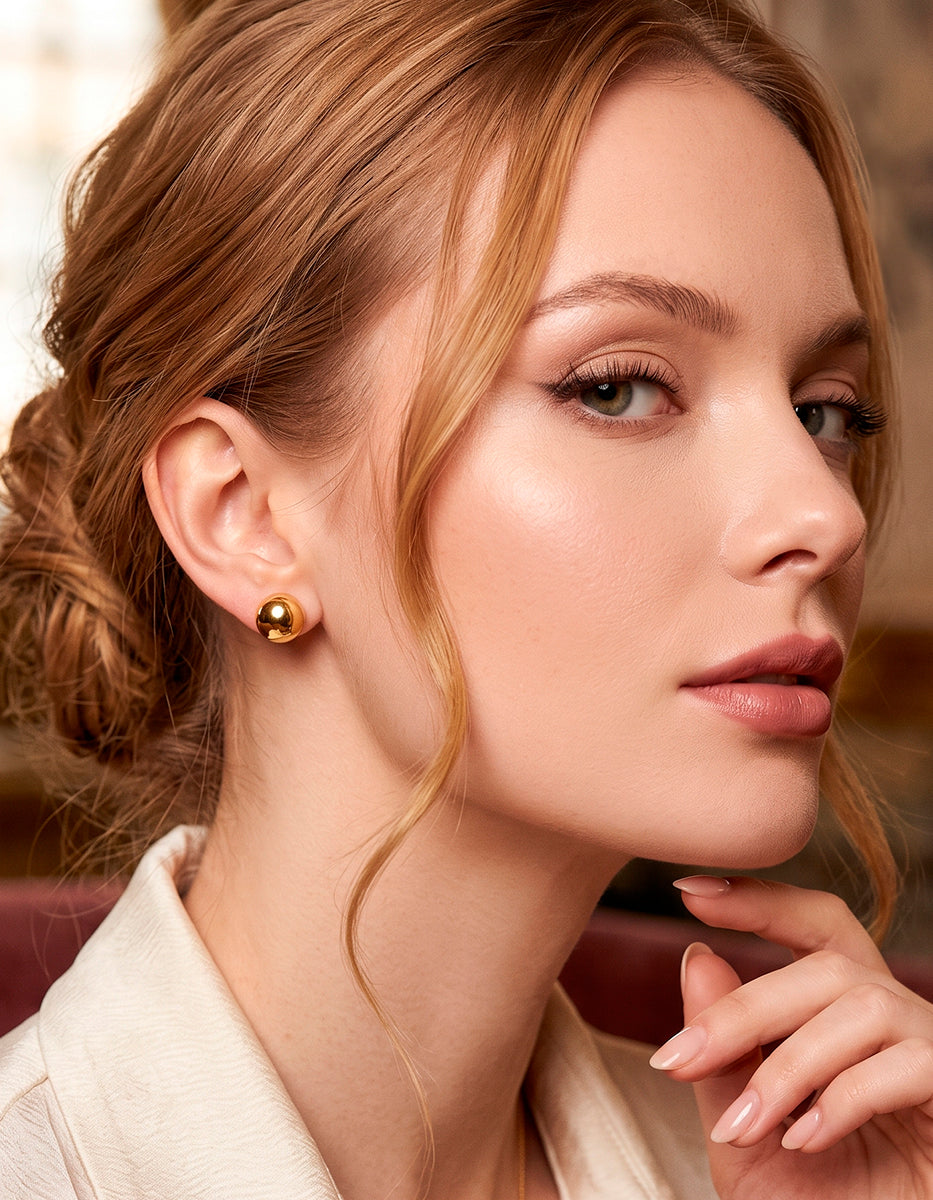 Aretes en oro laminado de 22k de media bola de 1 cm de diámetro Golden Chic
