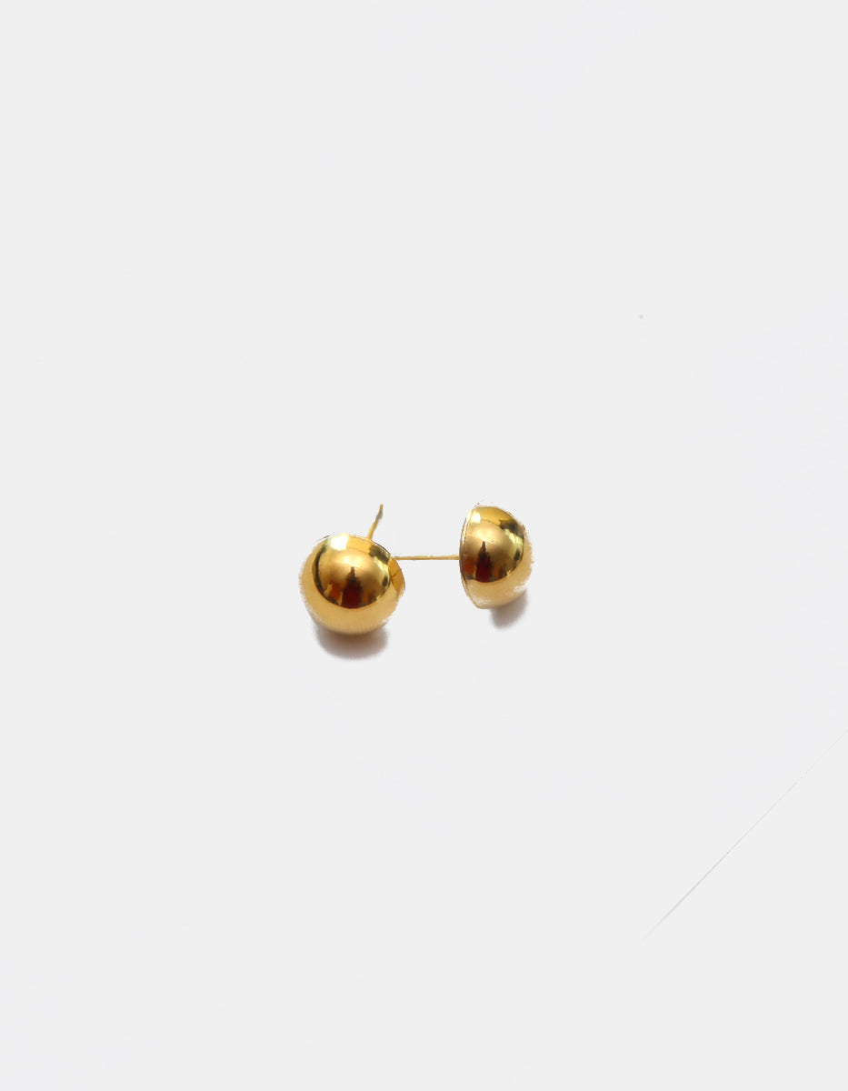 Aretes en oro laminado de 22k de media bola de 1 cm de diámetro Golden Chic