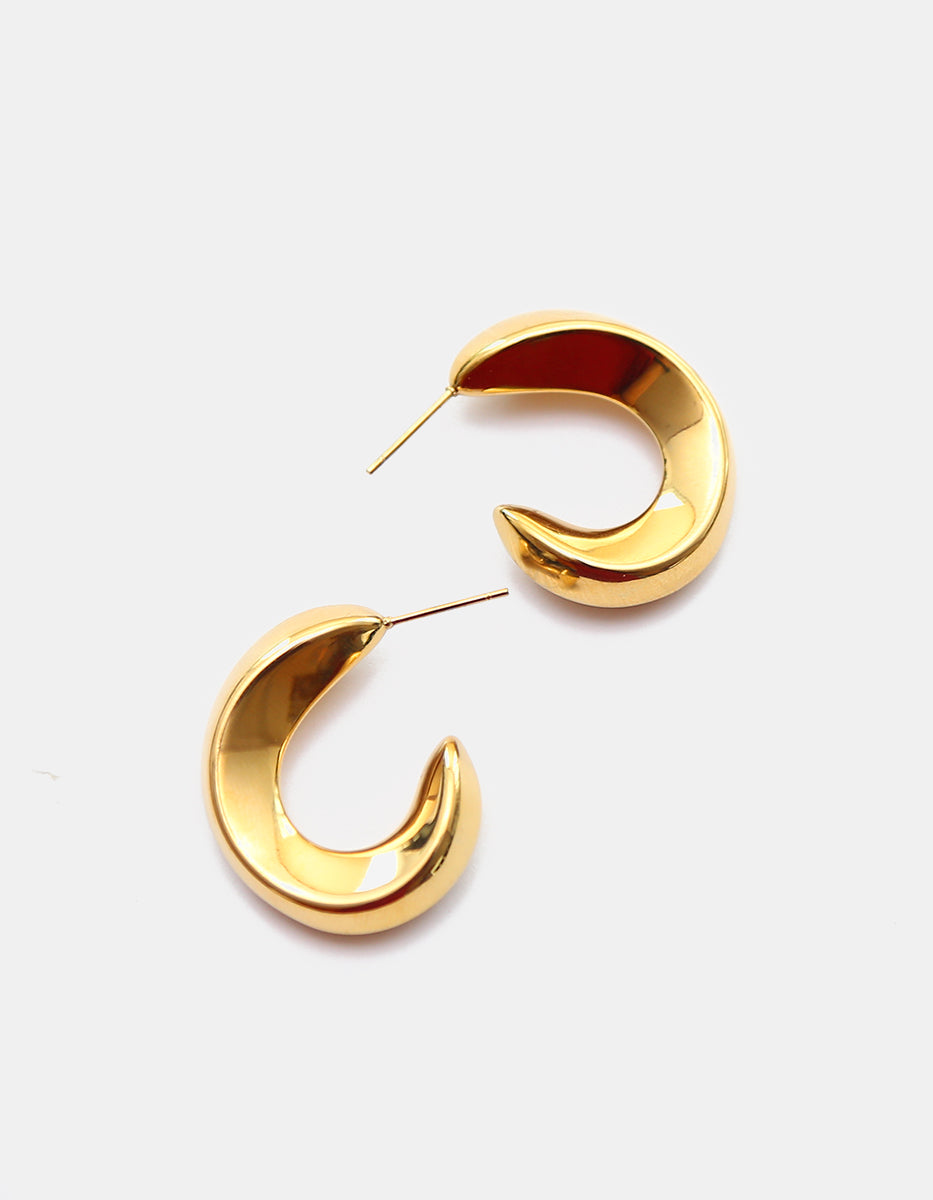 Aretes de argolla abierta ancha estilo croissant en oro laminado de 22k Golden Chic