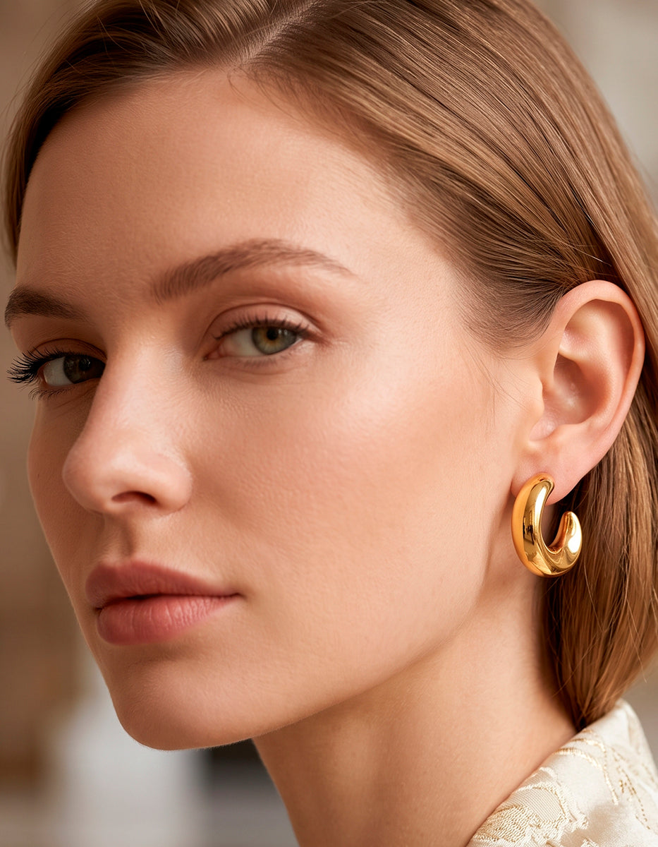 Aretes de argolla abierta ancha estilo croissant en oro laminado de 22k Golden Chic