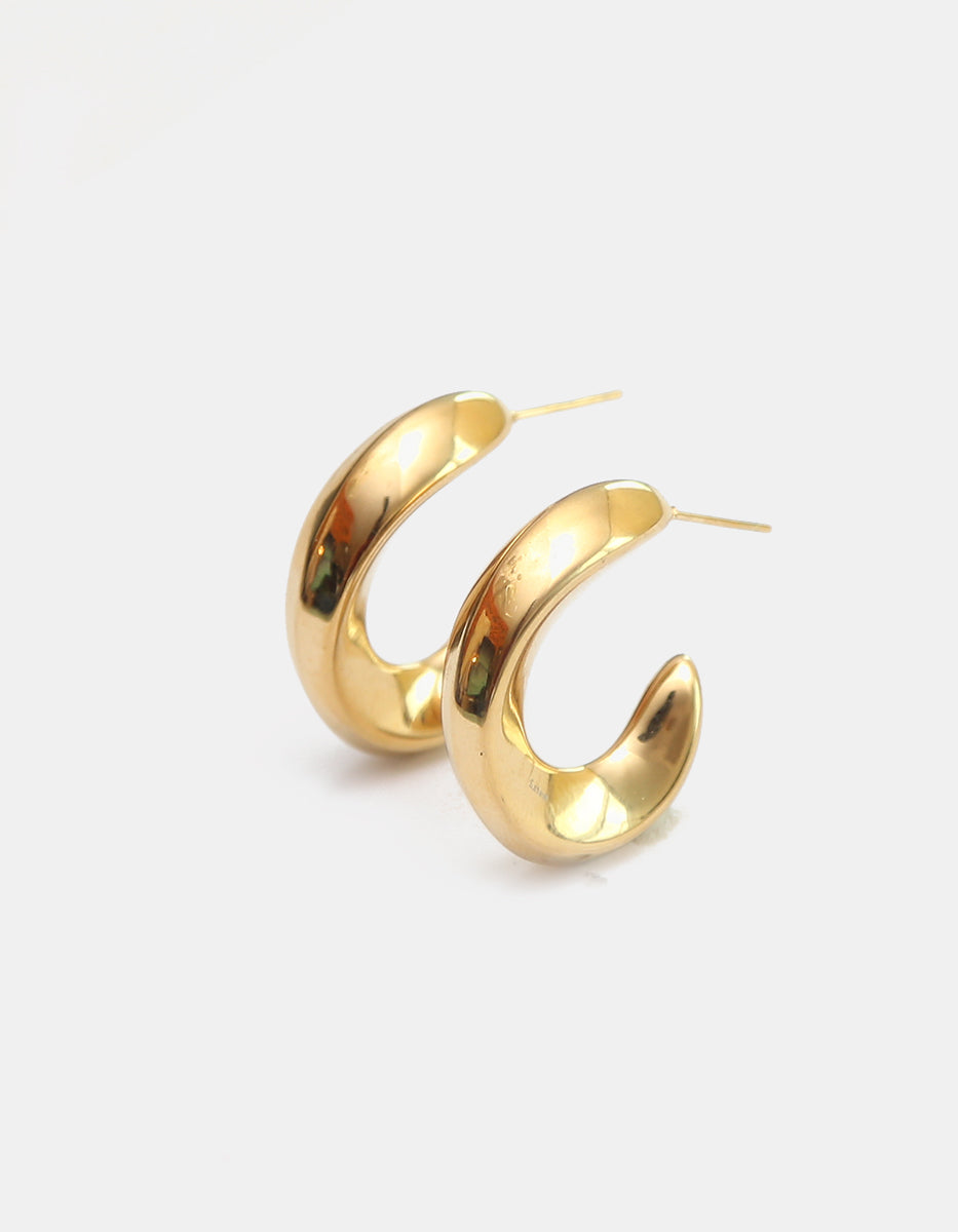 Aretes de argolla abierta ancha estilo croissant en oro laminado de 22k Golden Chic