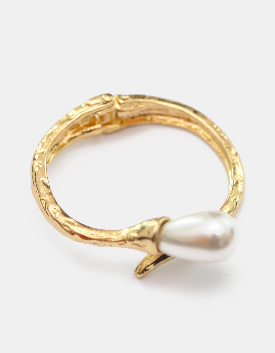 Brazalete Rígido Orgánico en Baño de Oro de 22kt con Perla Barroca en Gota