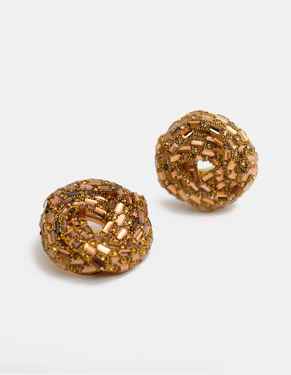 Aretes circulares en oro laminado de 22kt con calado triangular y cristales Swarovski champagne
