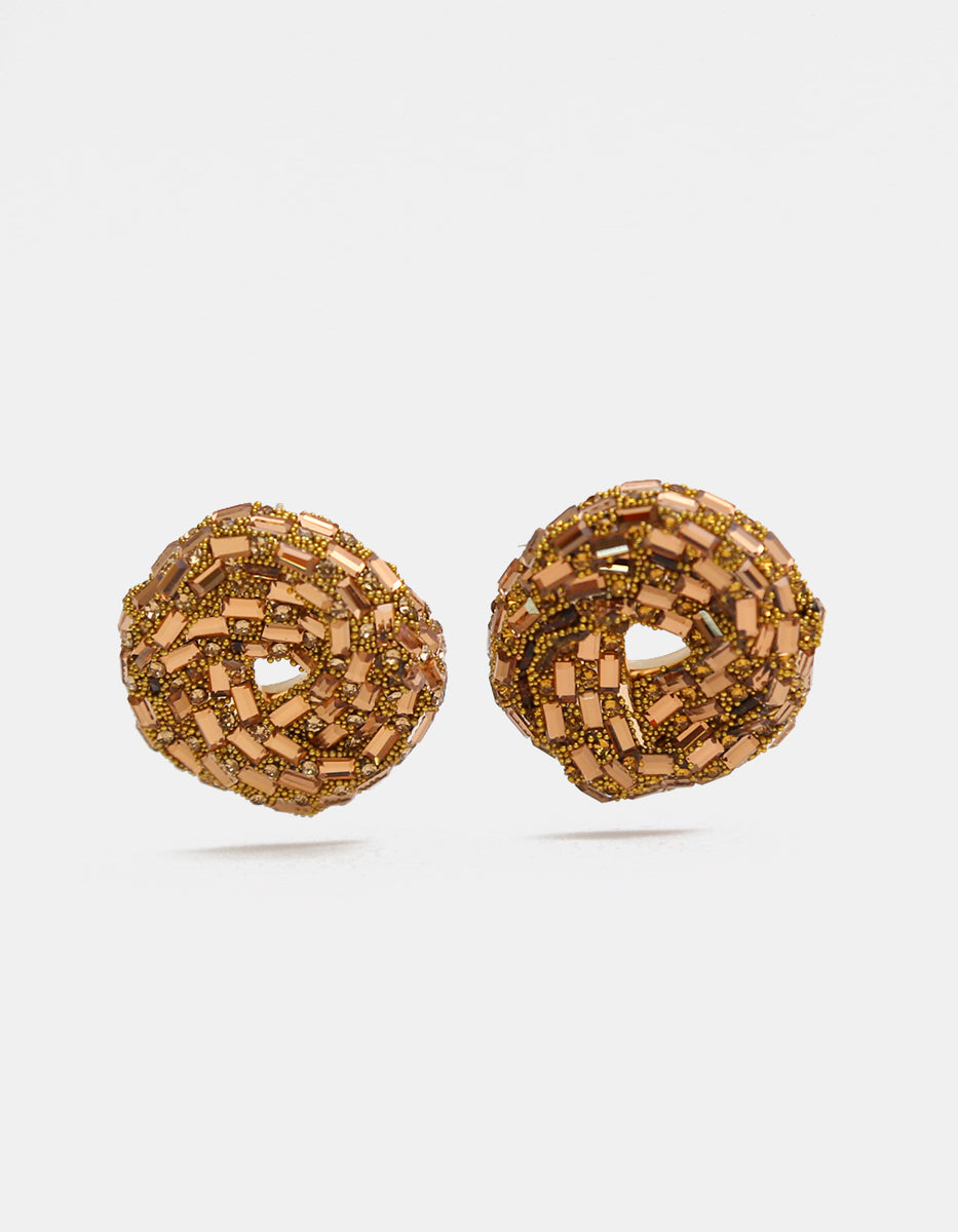 Aretes circulares en oro laminado de 22kt con calado triangular y cristales Swarovski champagne