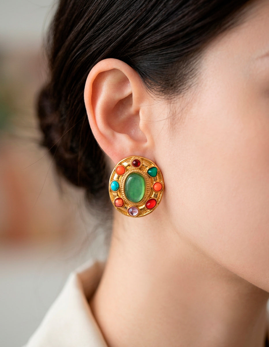 Aretes ovalados en oro laminado de 22kt con gemas multicolores y centro verde