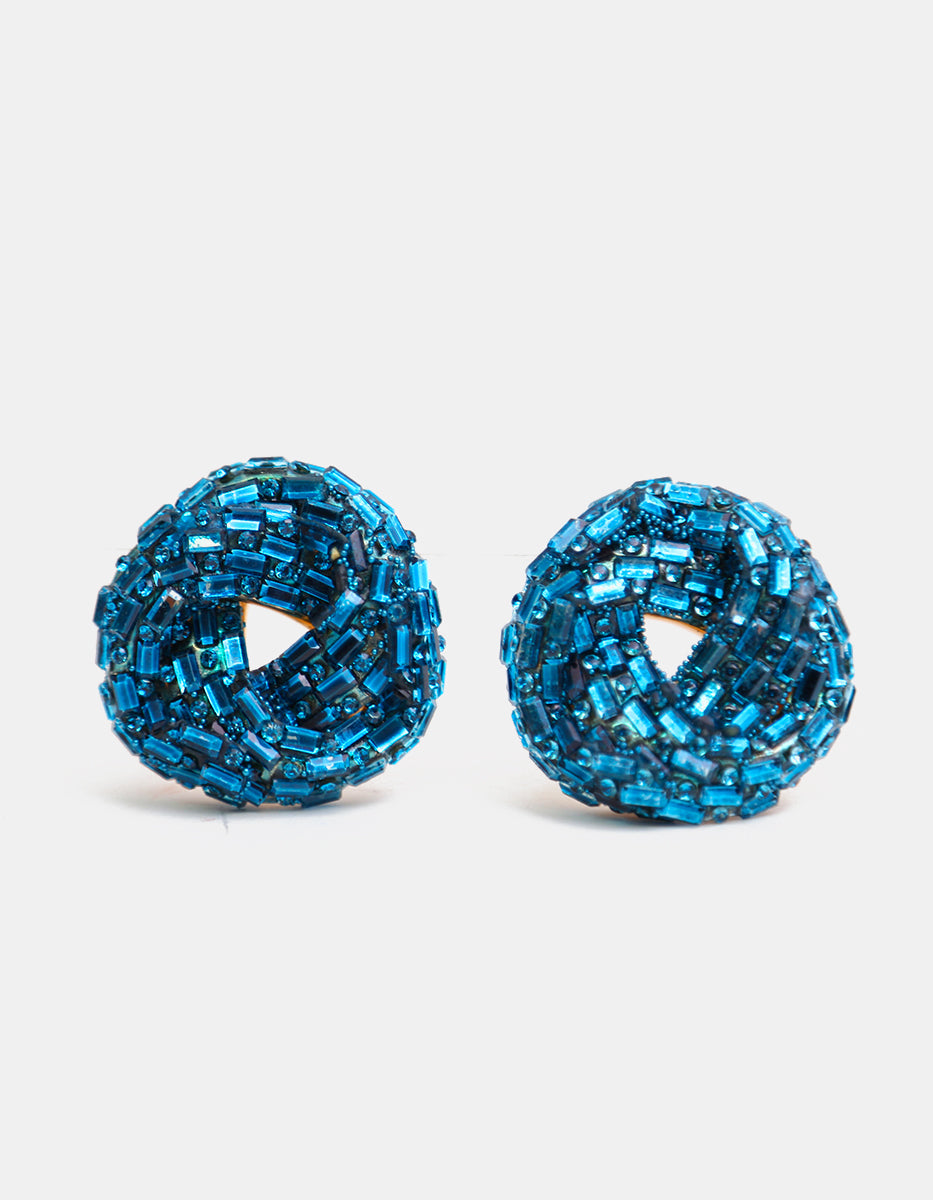 Aretes redondos entrelazados en oro laminado de 22kt con gemas de espinolita azul