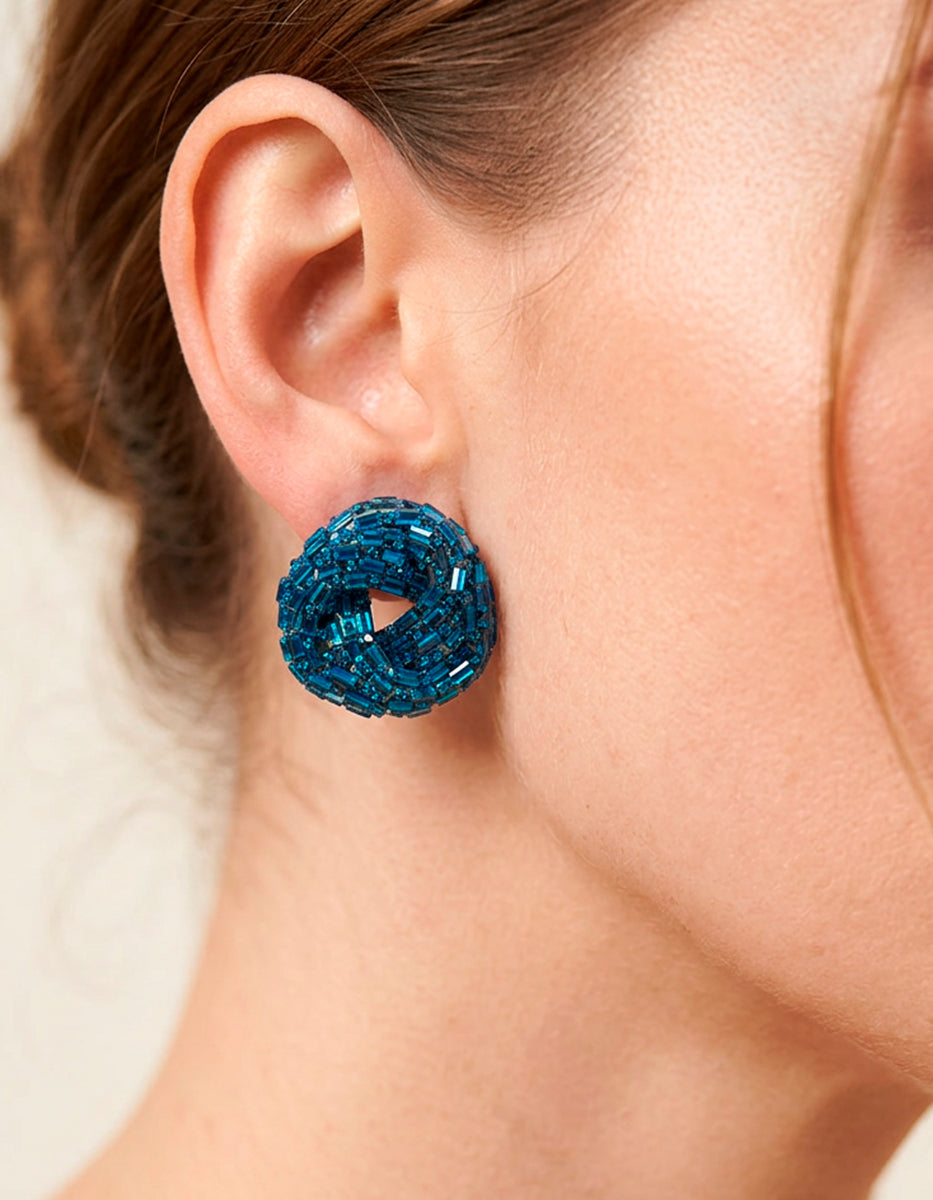 Aretes redondos entrelazados en oro laminado de 22kt con gemas de espinolita azul