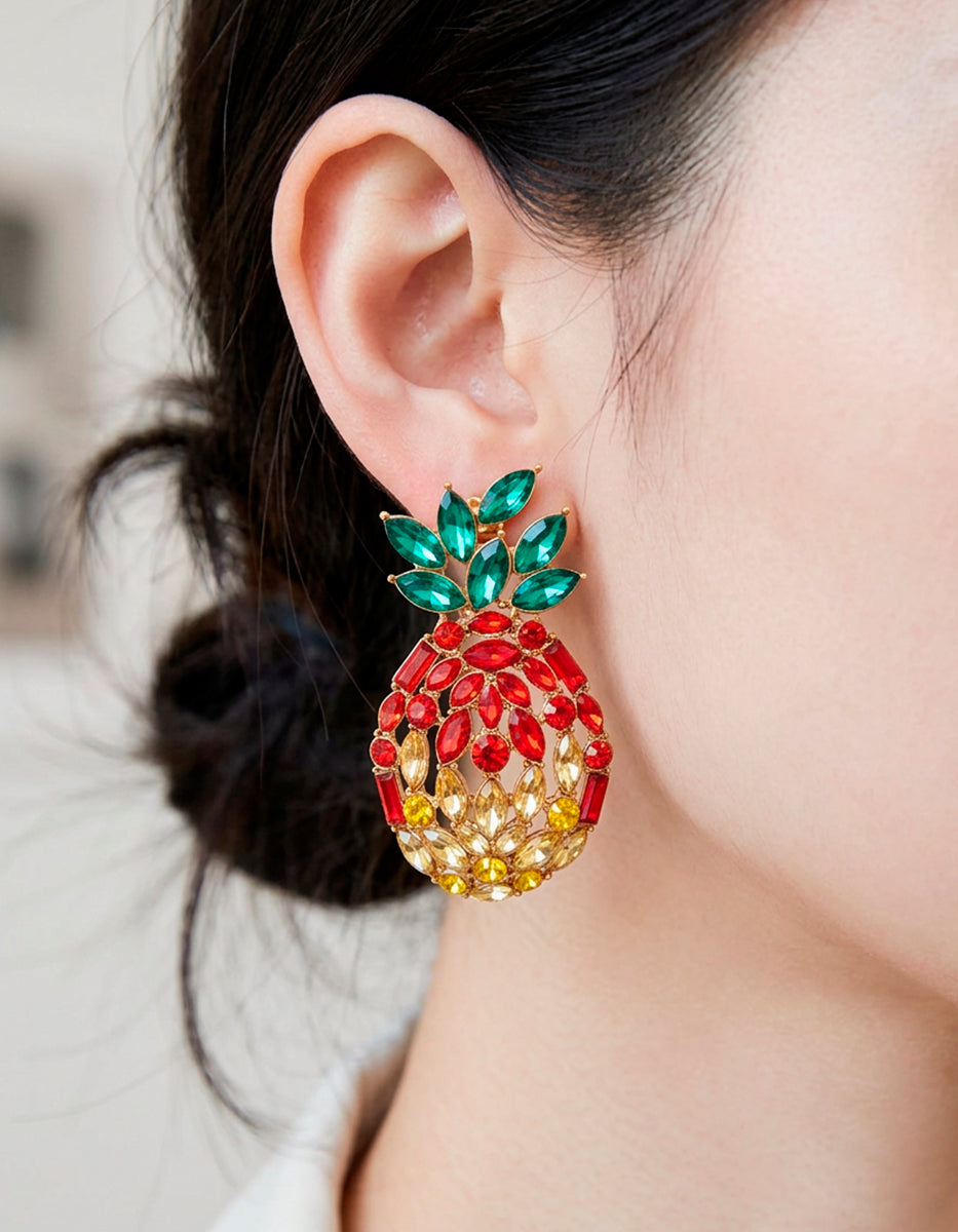 Aretes de piña en oro laminado de 22kt con espinolitas en rojo, amarillo y verde