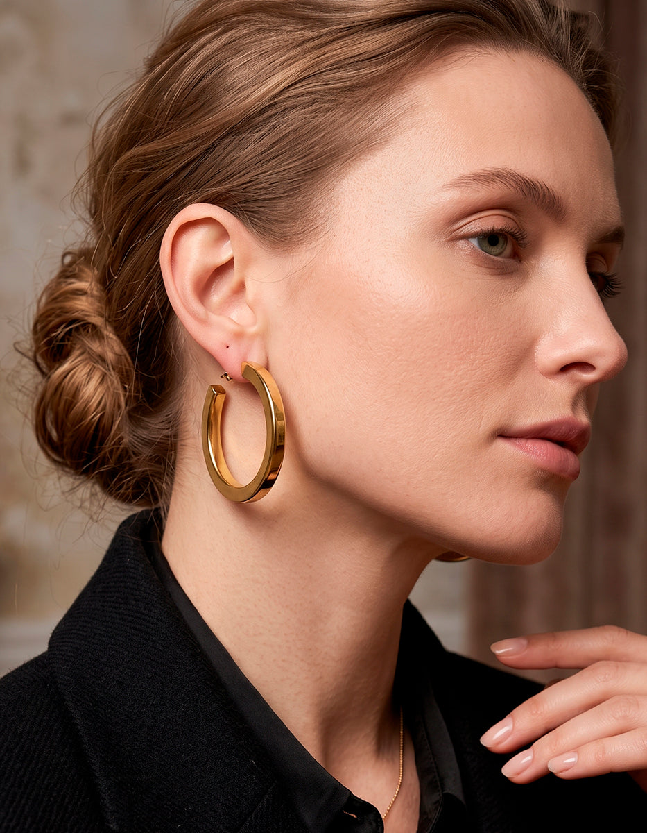 Arracadas grandes en oro laminado de 22k lisa plana Golden Chic