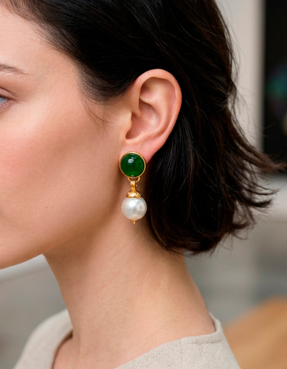 Aretes estilo gota en oro laminado de 22kt con gema verde esmeralda y perla Mabe