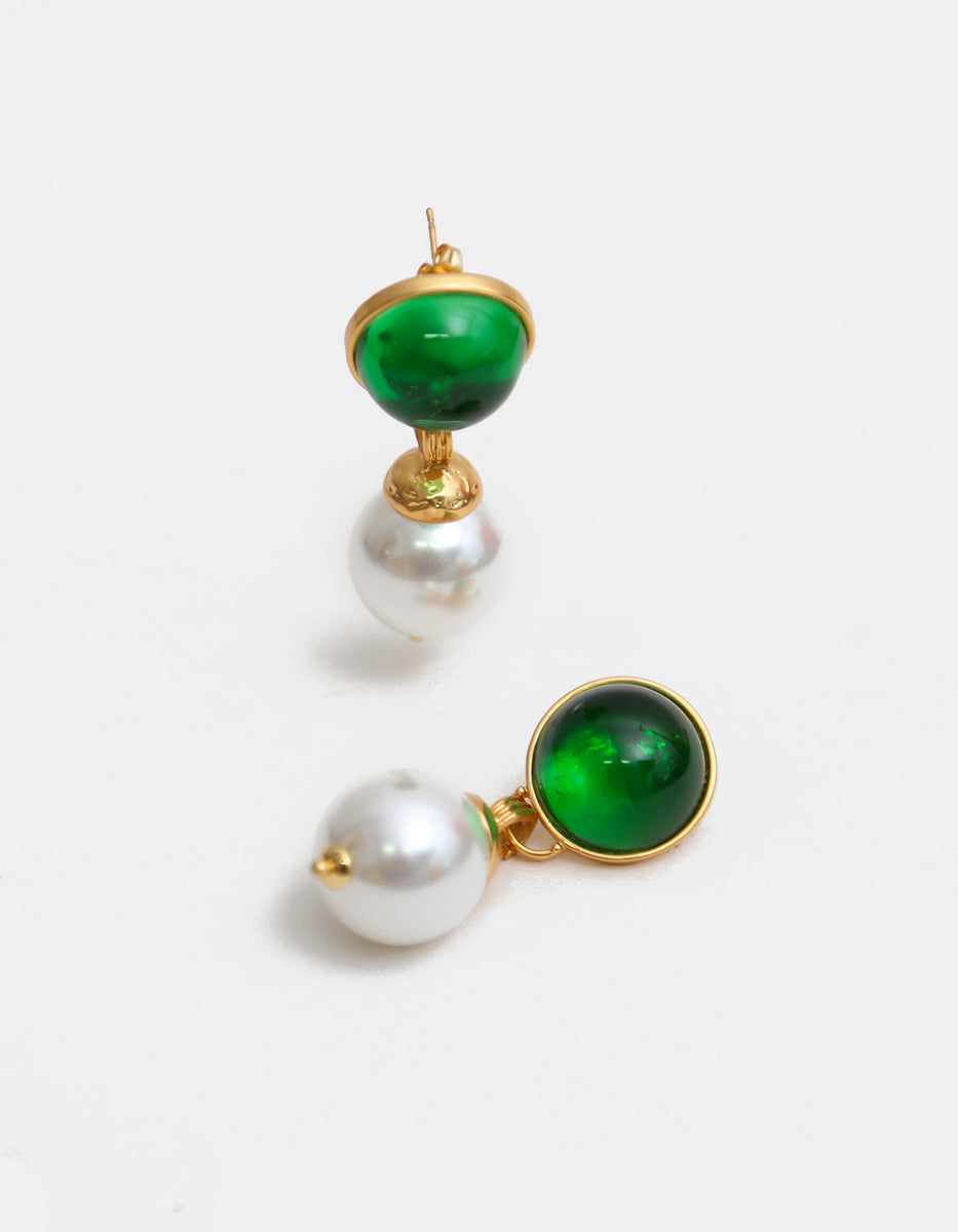 Aretes estilo gota en oro laminado de 22kt con gema verde esmeralda y perla Mabe
