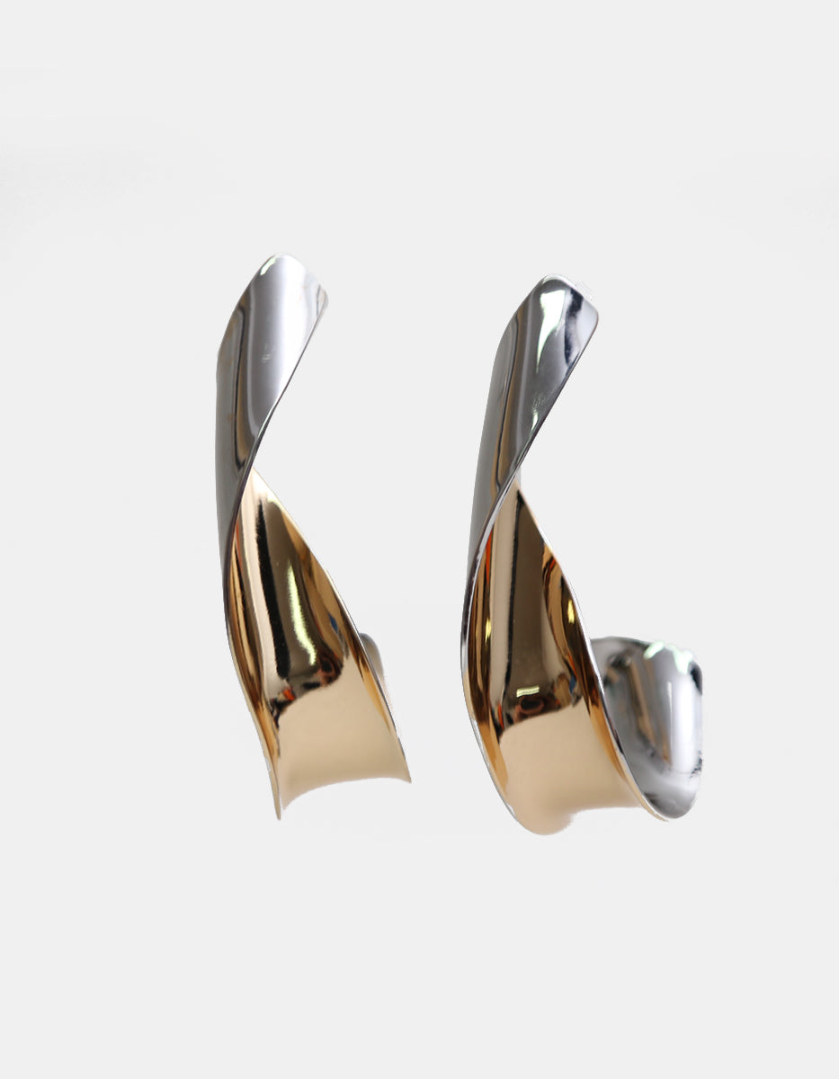 Aretes torcidos en bronce con baño de oro laminado de 22kt