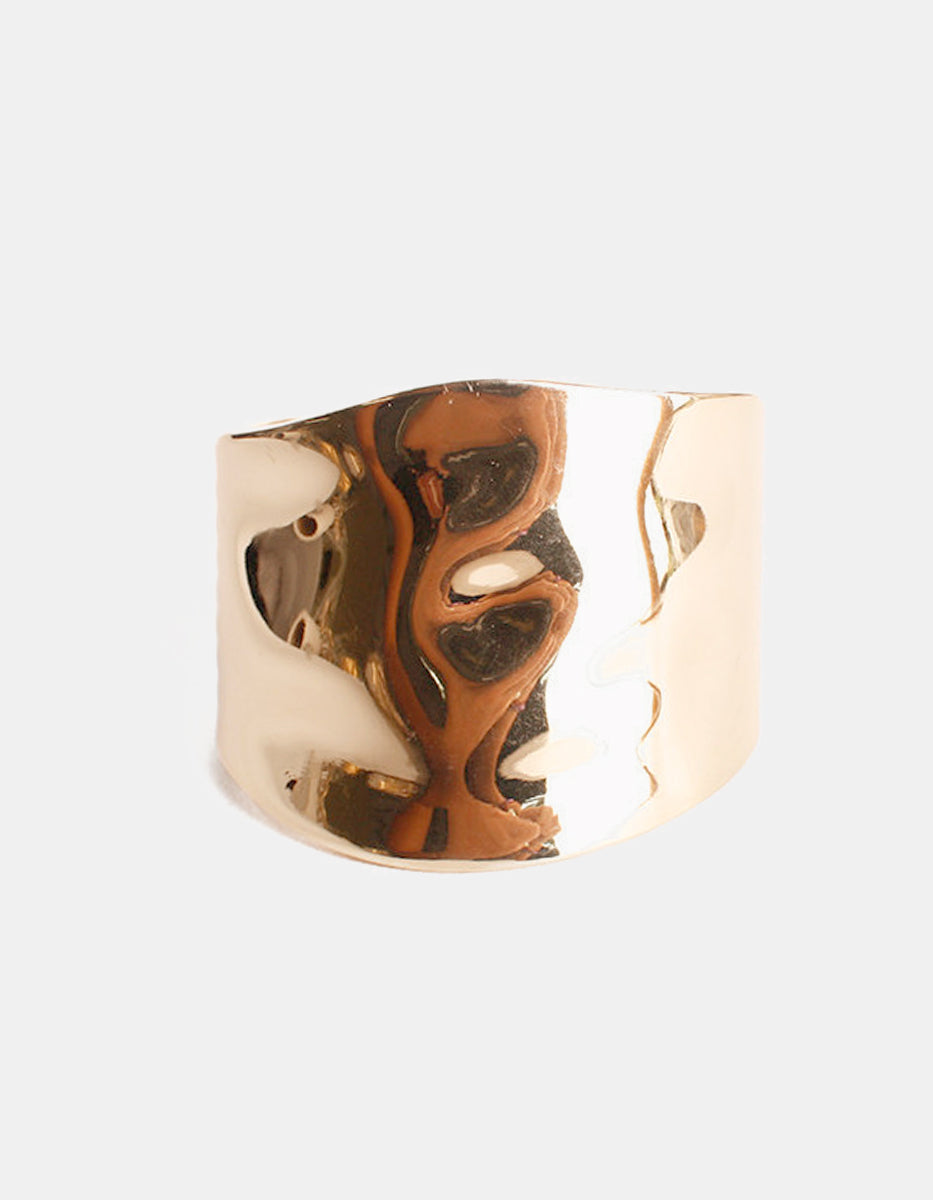 Brazalete de oro laminado 22k liso con ondas en la parte central Golden Chic