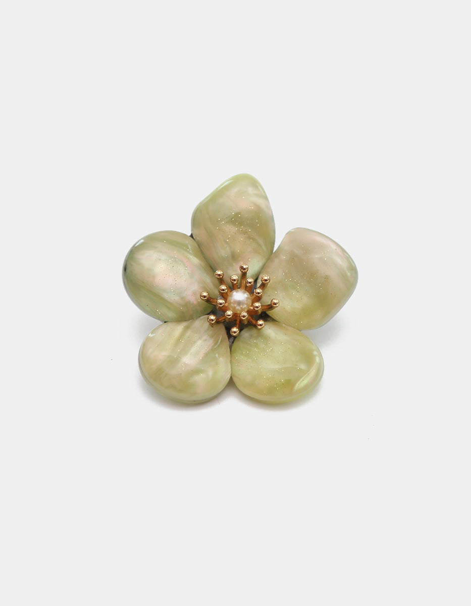 Prendedor de Oro laminado de 22kt en forma de flor en Baquelita Verde & gema central con Perla Mabe