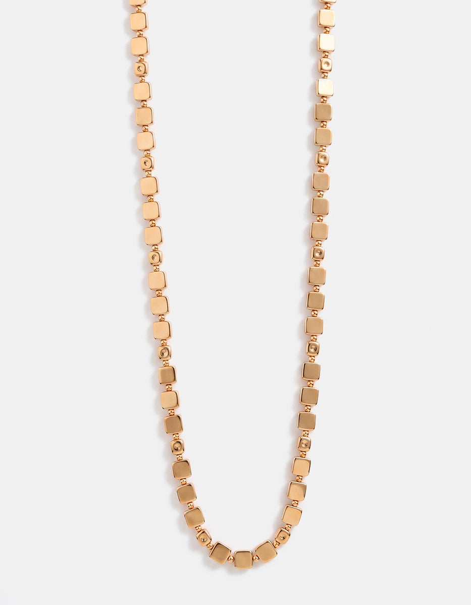 Collar en oro laminado de 22k con eslabones cuadrados lisos, martillados y esferas Golden Chic