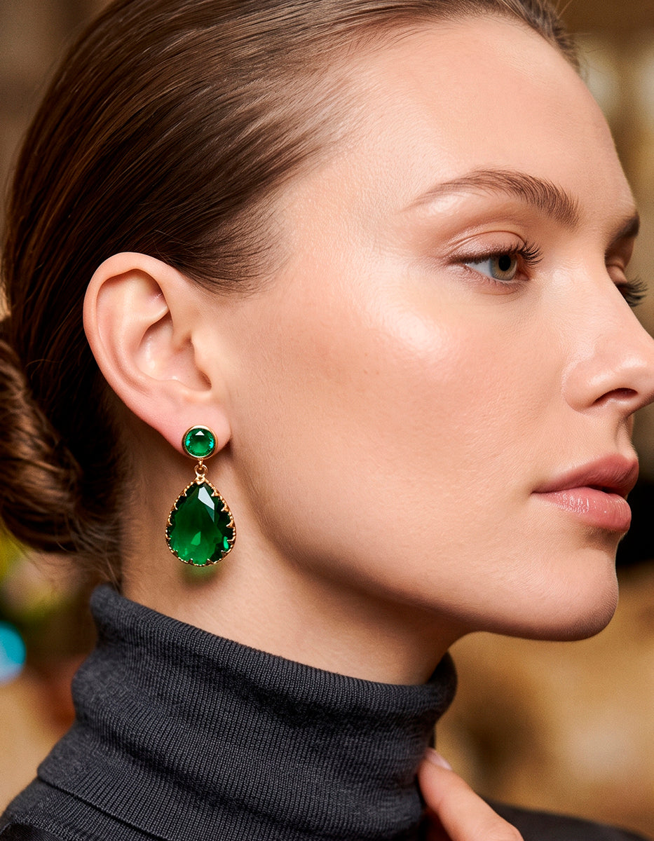Aretes de Oro laminado de 22kt con doble gema Espinolita tono Verde Esmeralda en corte Pera