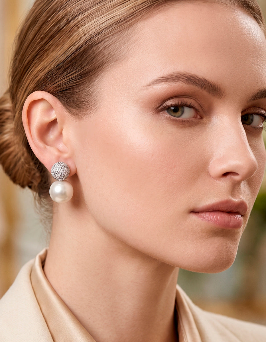 Aretes de metal noble con topacios blancos y perla Mabe en baño de platino