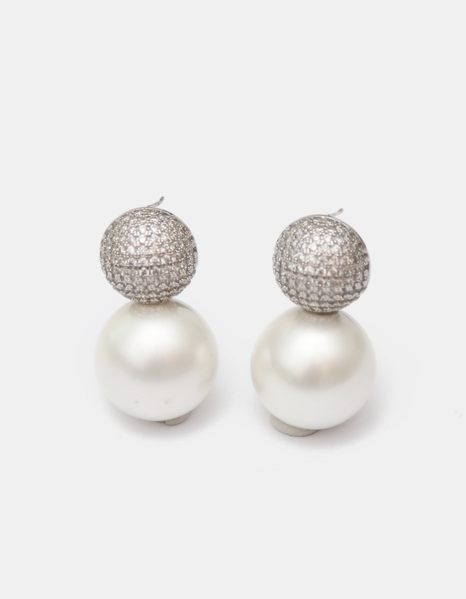 Aretes de metal noble con topacios blancos y perla Mabe en baño de platino