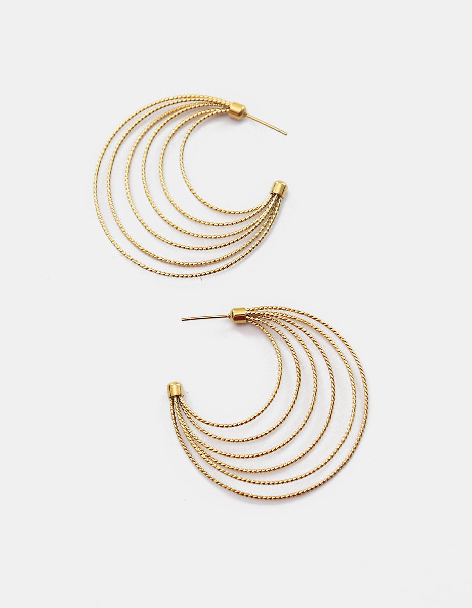 Arracadas de 6 hilos graduados con textura torsal en bronce con baño de oro 22k Golden Chic