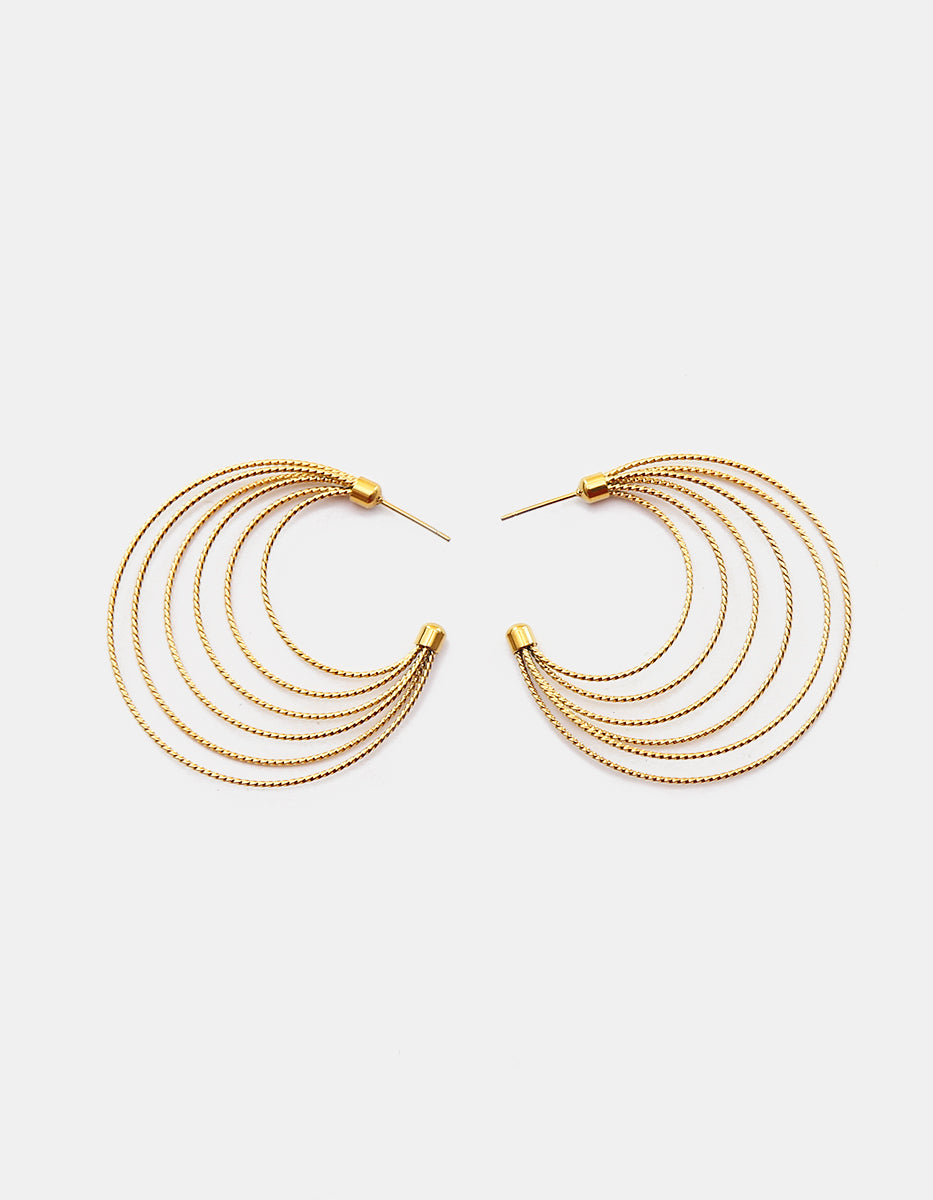 Arracadas de 6 hilos graduados con textura torsal en bronce con baño de oro 22k Golden Chic