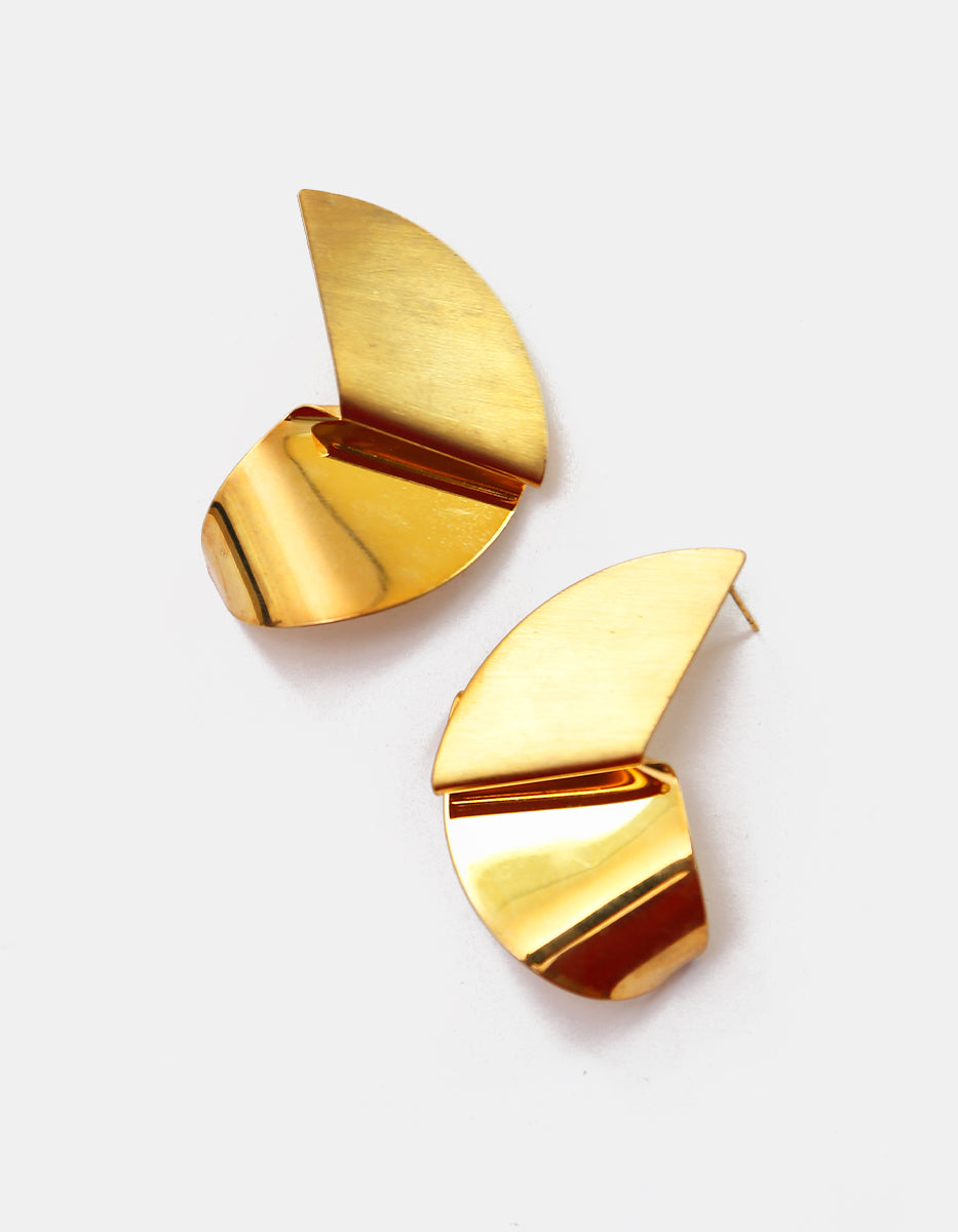 Aretes de pliegue geométrico en oro laminado de 22kt con acabado mate y brillante Golden Chic