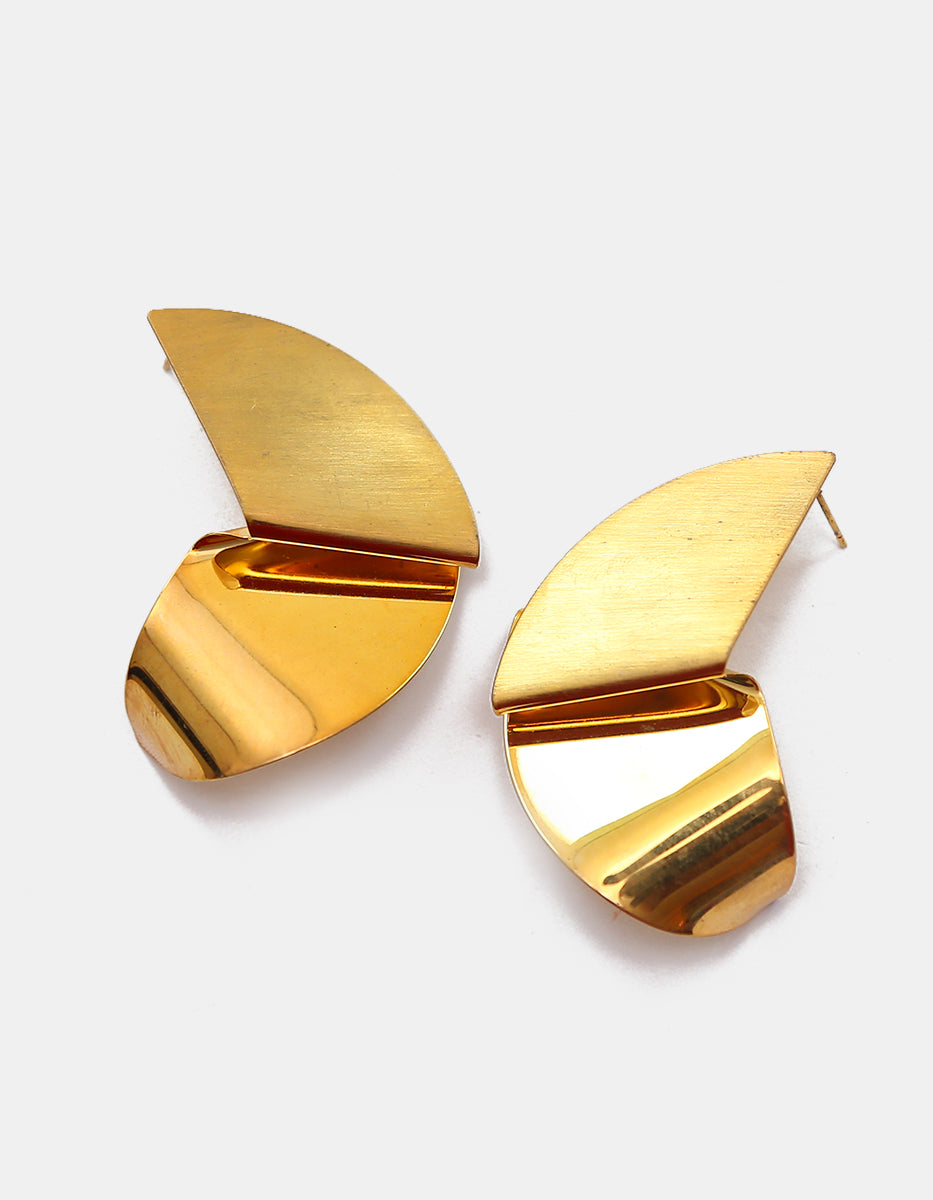 Aretes de pliegue geométrico en oro laminado de 22kt con acabado mate y brillante Golden Chic