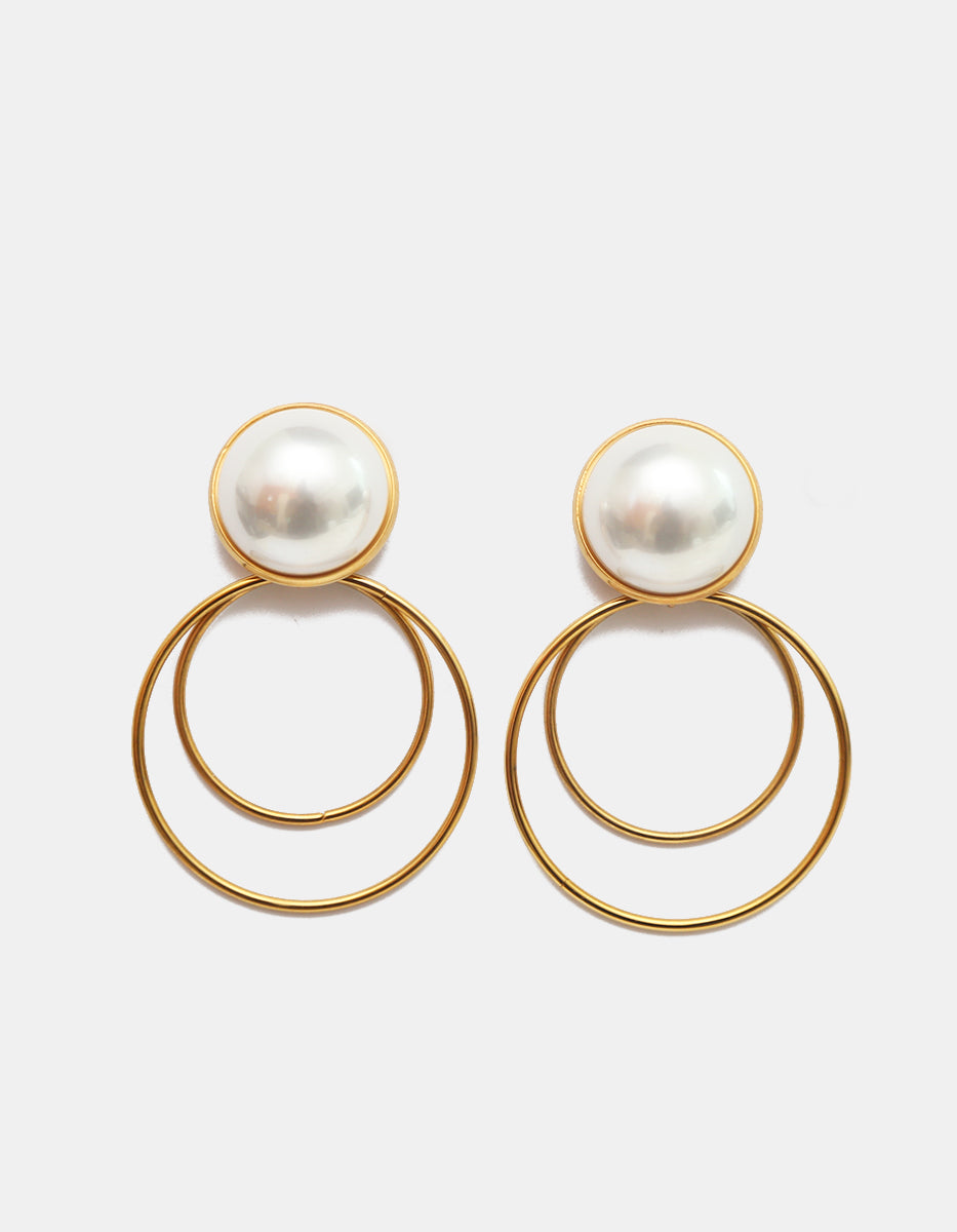 Aretes en bronce con oro laminado de 22kt y media perla japonesa blanca