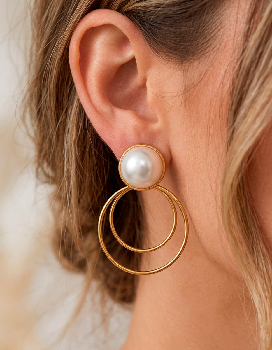 Aretes en bronce con oro laminado de 22kt y media perla japonesa blanca