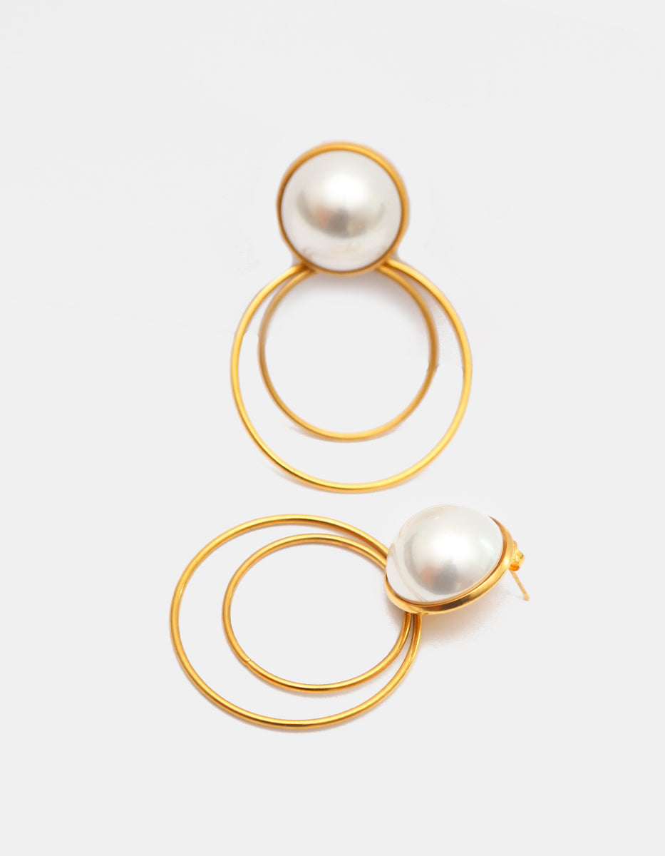 Aretes en bronce con oro laminado de 22kt y media perla japonesa blanca