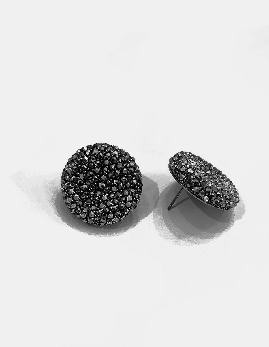 Aretes de botón abombado engastados con pavé de cristales en tono hematita metálica Ultramar