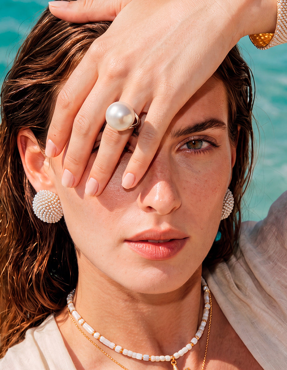 Anillo ajustable en baño platino con gran perla esférica nacarada oversize Ultramar