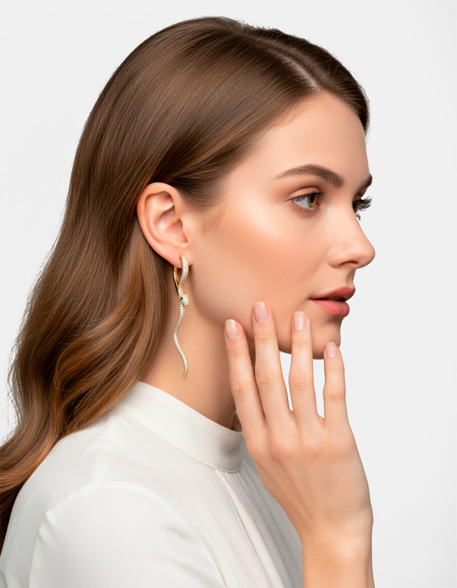 Aretes forma serpiente con topacios blancos y esmeralda de Bombay Festive Style