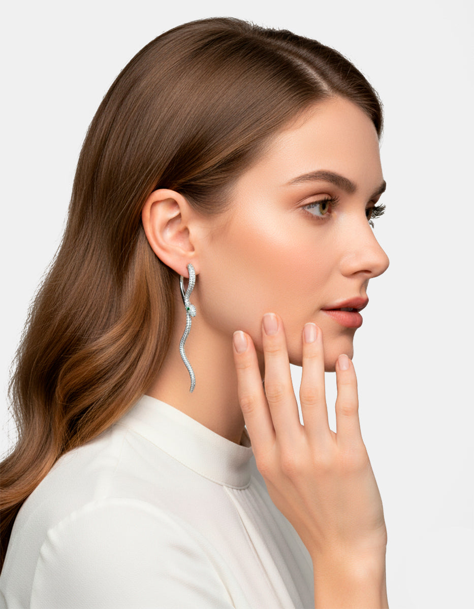 Aretes forma serpiente con topacios blancos y esmeralda de Bombay Festive Style