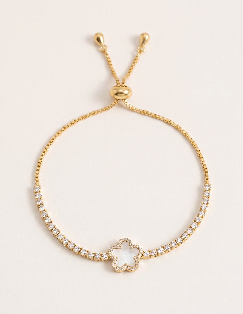 Pulsera ajustable delgada en baño de oro de 22 kt con flor central de perla y topacios blancos Festive Style