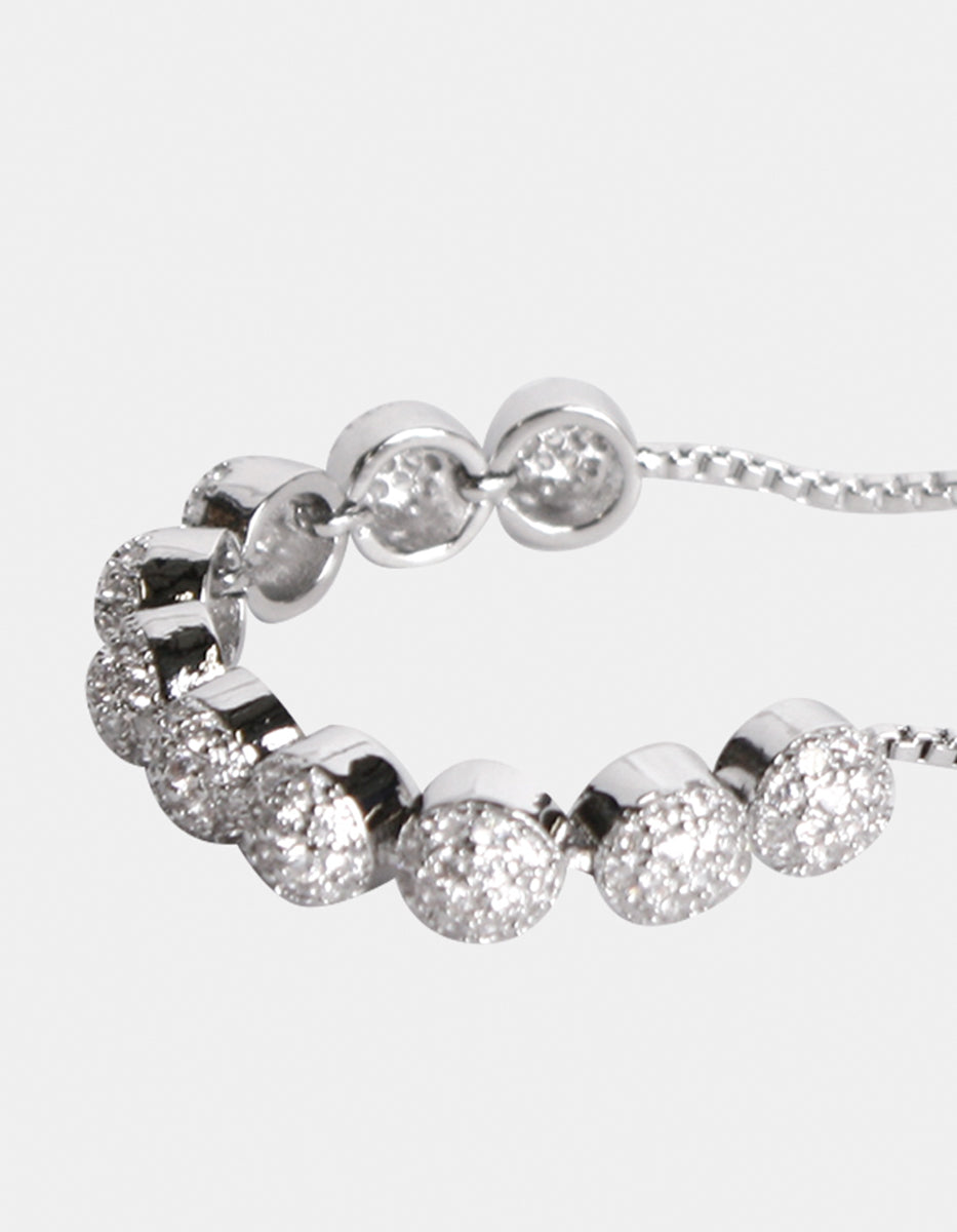 Pulsera ajustable con media esfera con topacios blancos en forma circular Festive Style
