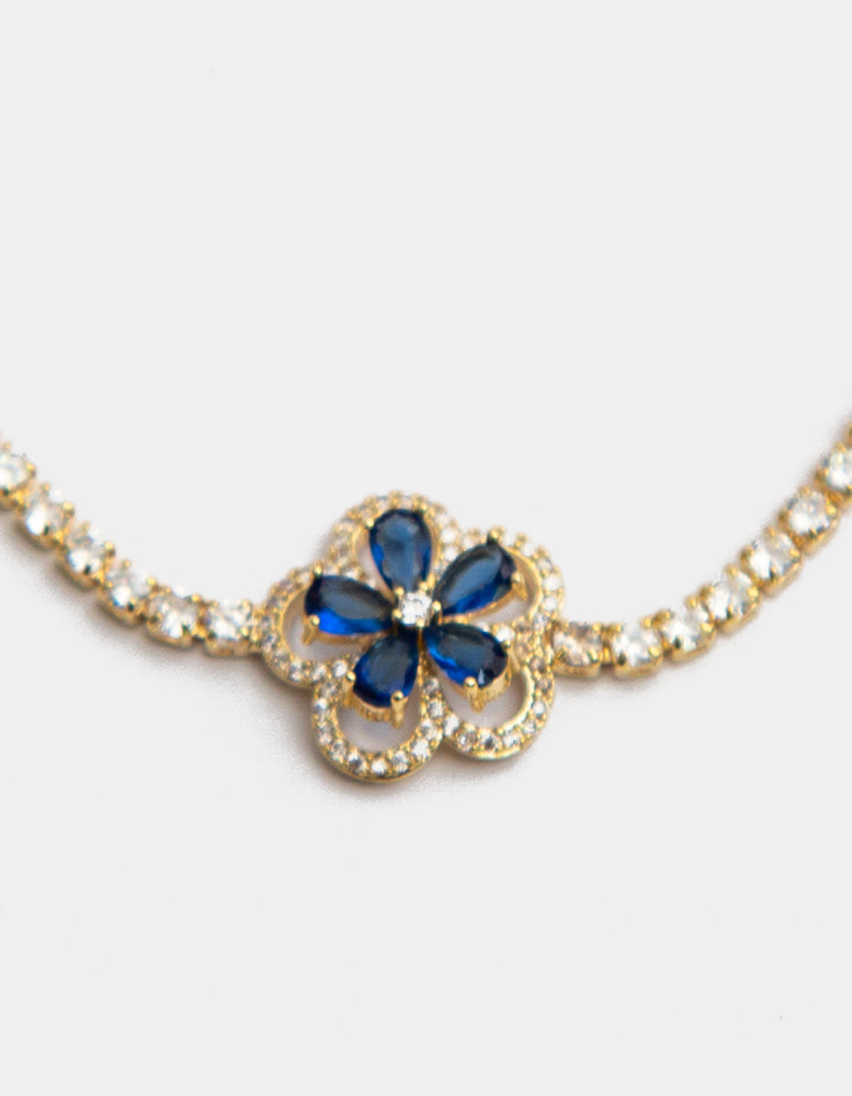 Pulsera ajustable de metal noble con flor central de gema azul y topacios blancos Festive Style