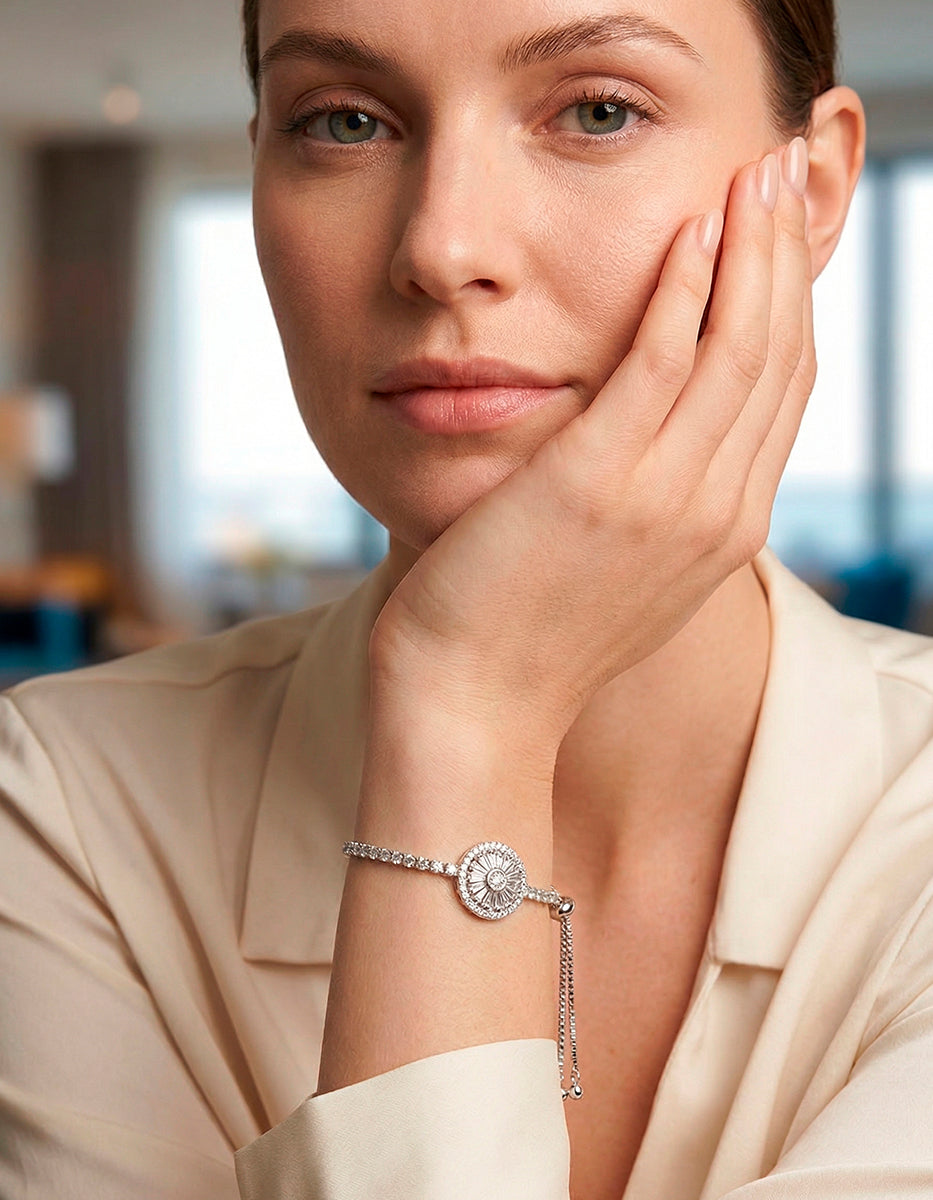 Pulsera ajustable de metal noble con flor en movimiento y topacios blancos Festive Style