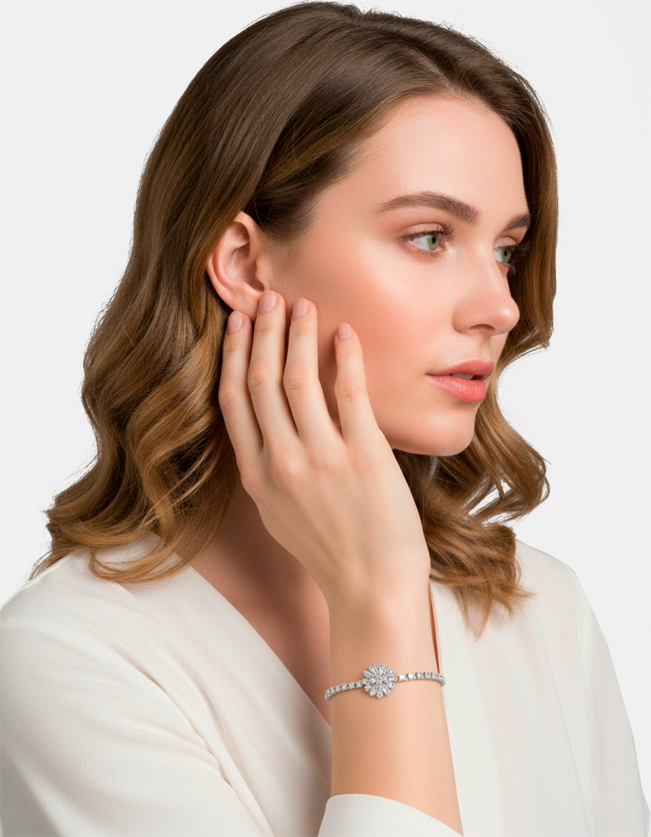 Pulsera ajustable con flor y topacios blancos Festive Style