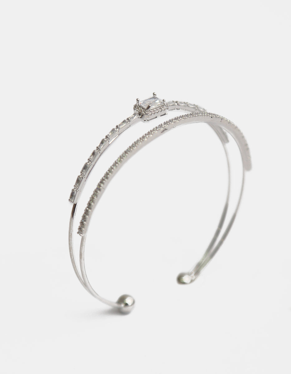 Brazalete con baño de oro 22 kt doble hilo con topacios blancos y topacio central rectangular Festive Style