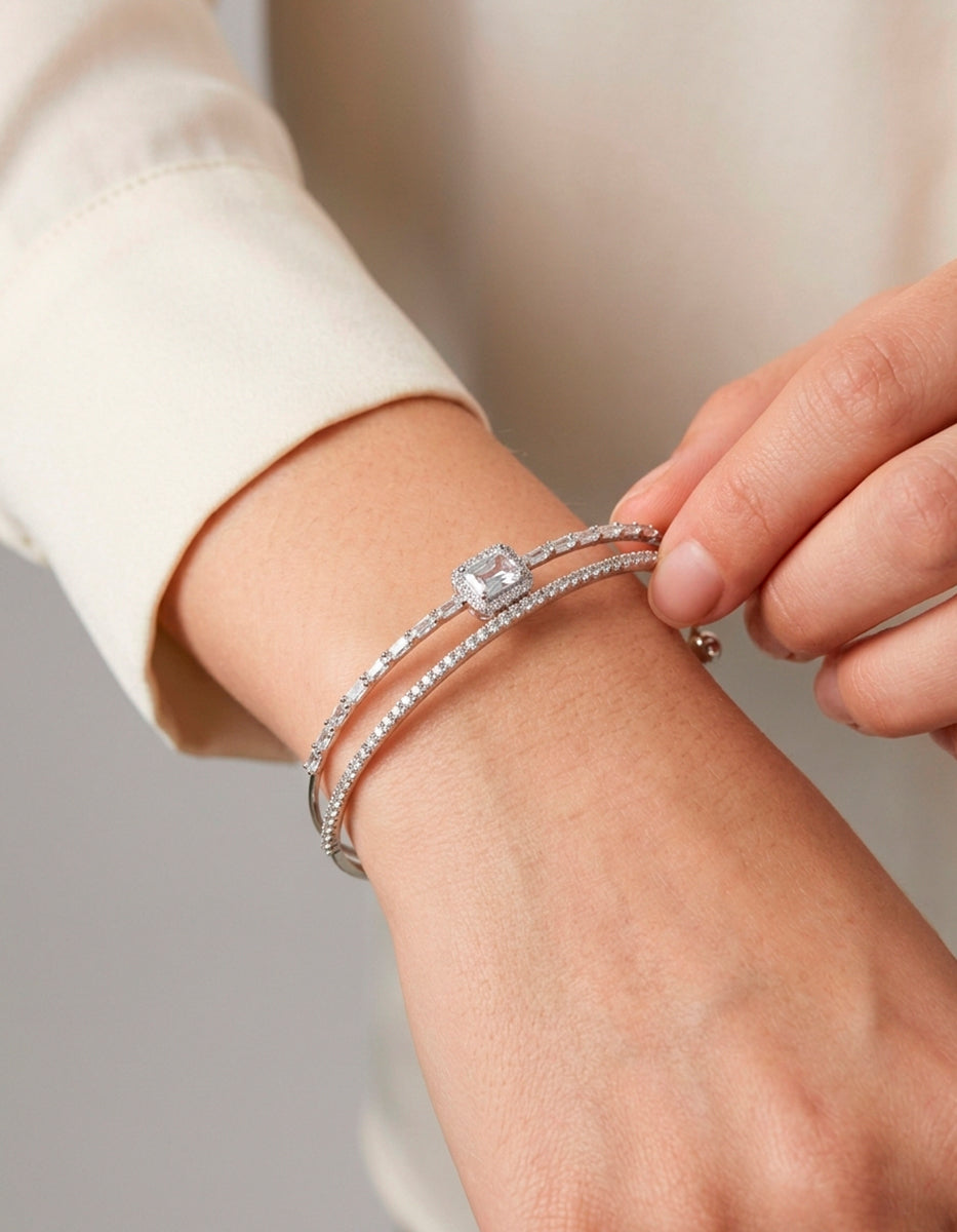 Brazalete con baño de oro 22 kt doble hilo con topacios blancos y topacio central rectangular Festive Style